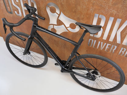 Rennrad von Bmc, BMC ROADMACHINE TWO / GRÖSSE 56 / SHIMANO 105 DI2 / CARBON BLACK vor USEDBIKES - OB.DE Hintergrund
