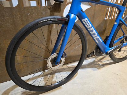 Rennrad von Bmc, BMC ROADMACHINE TWO / SHIMANO ULTEGRA DI2 / 51CM vor USEDBIKES - OB.DE Hintergrund