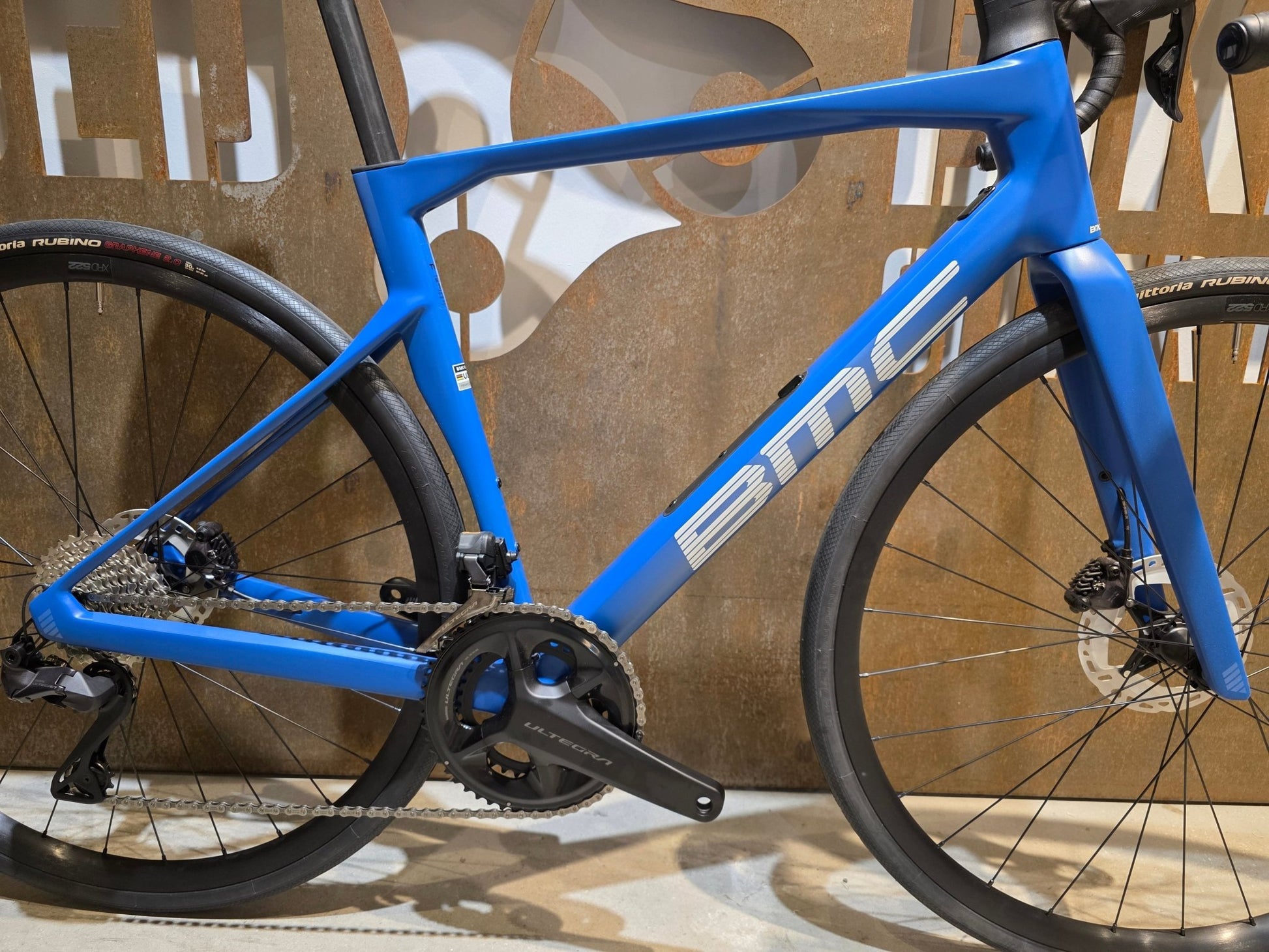 Rennrad von Bmc, BMC ROADMACHINE TWO / SHIMANO ULTEGRA DI2 / 54CM vor USEDBIKES - OB.DE Hintergrund