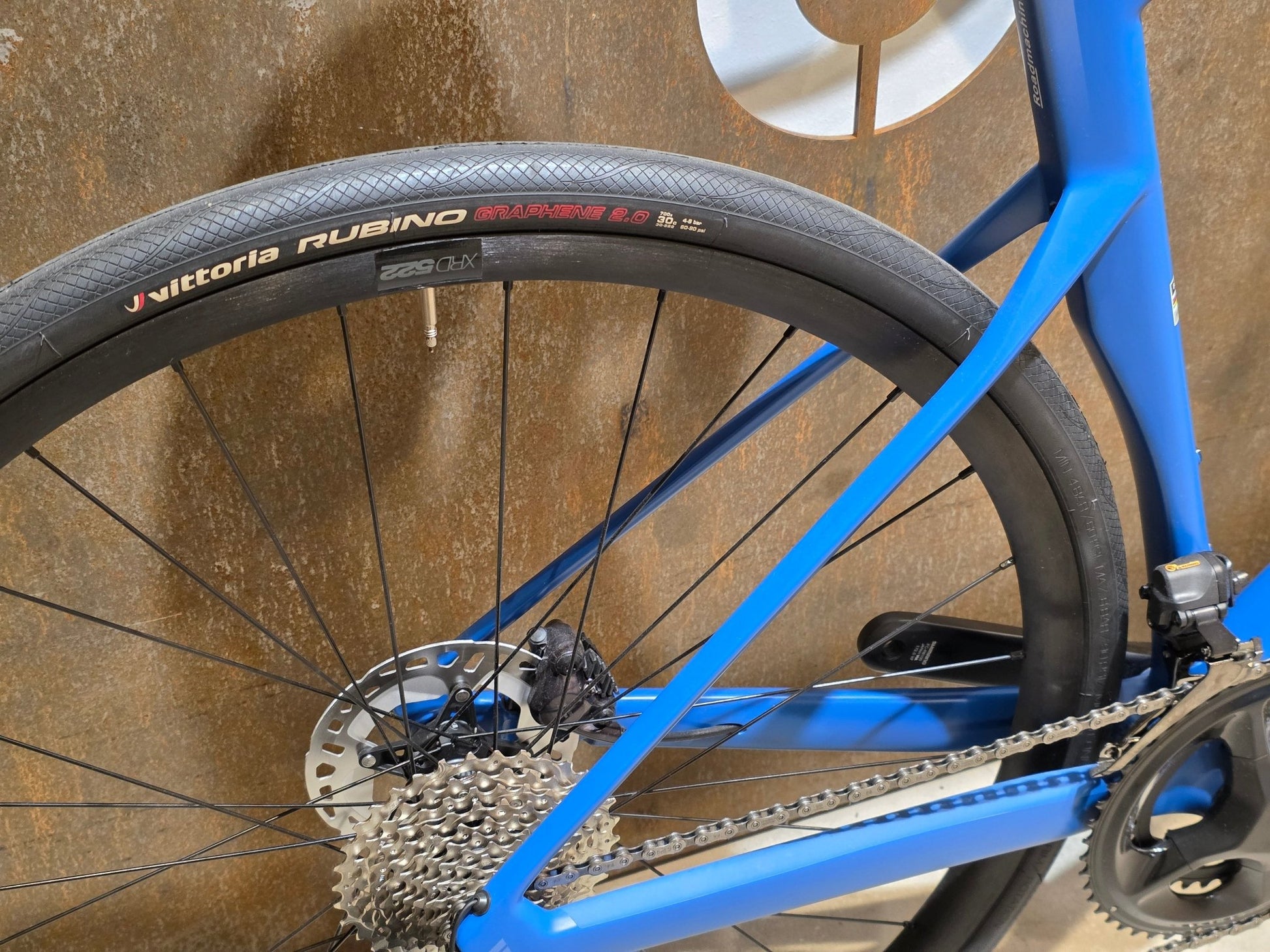 Rennrad von Bmc, BMC ROADMACHINE TWO / SHIMANO ULTEGRA DI2 / 54CM vor USEDBIKES - OB.DE Hintergrund