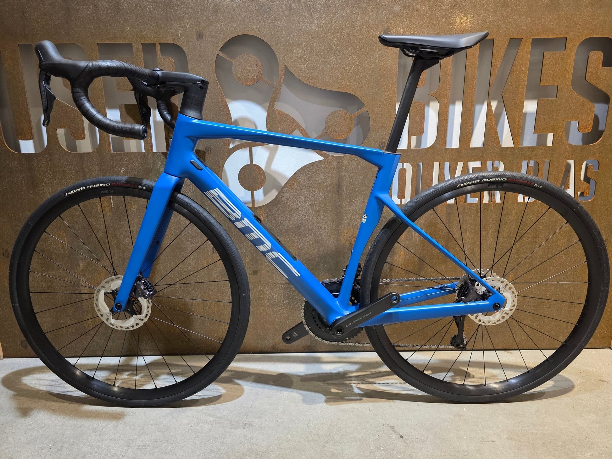 Rennrad von Bmc, BMC ROADMACHINE TWO / SHIMANO ULTEGRA DI2 / 54CM vor USEDBIKES - OB.DE Hintergrund