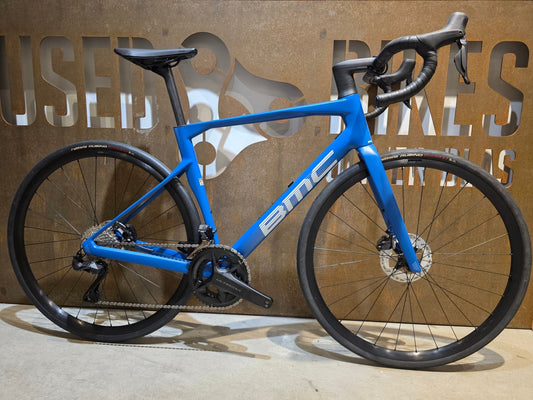 Rennrad von Bmc, BMC ROADMACHINE TWO / SHIMANO ULTEGRA DI2 / 54CM vor USEDBIKES - OB.DE Hintergrund