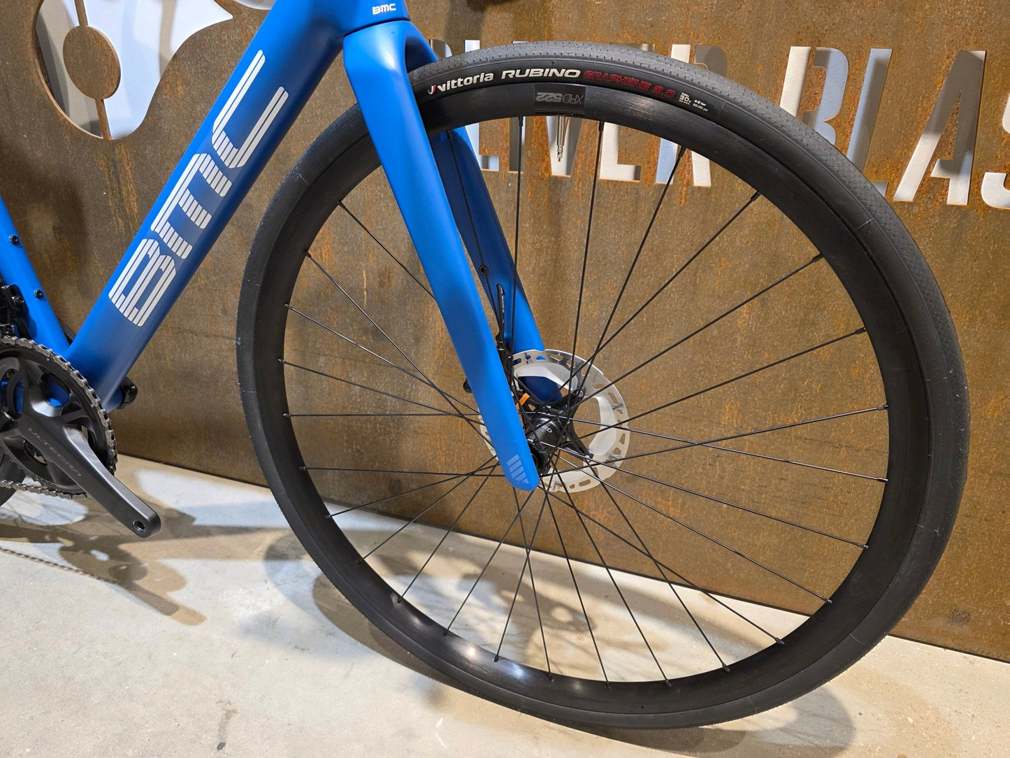 Rennrad von Bmc, BMC ROADMACHINE TWO / SHIMANO ULTEGRA DI2 / 54CM vor USEDBIKES - OB.DE Hintergrund