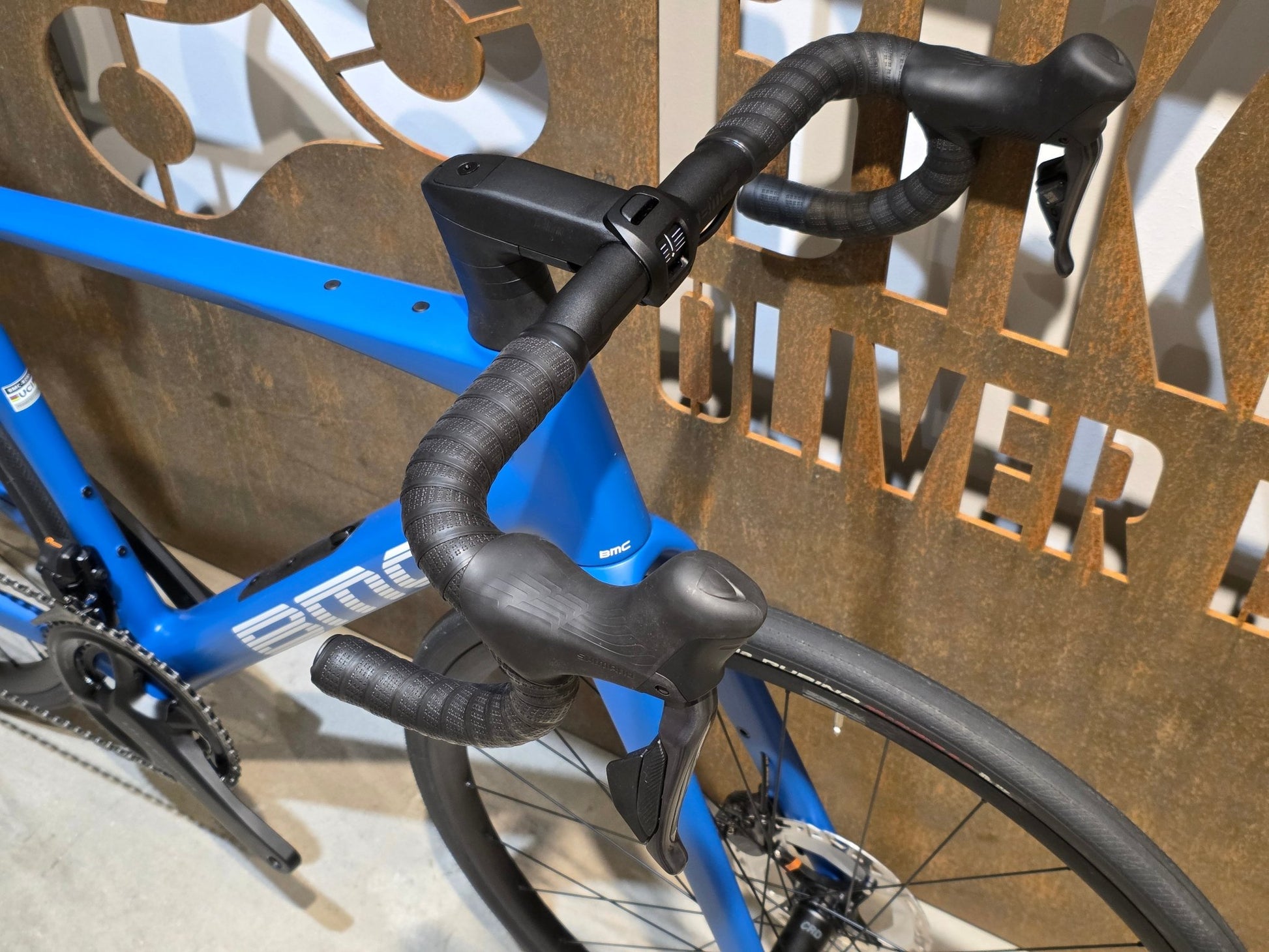Rennrad von Bmc, BMC ROADMACHINE TWO / SHIMANO ULTEGRA DI2 / 54CM vor USEDBIKES - OB.DE Hintergrund