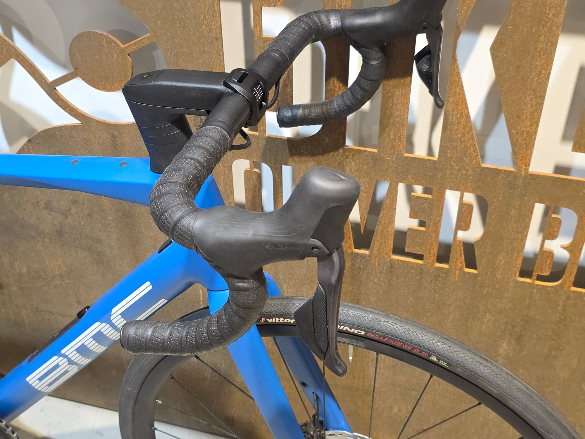 Rennrad von Bmc, BMC ROADMACHINE TWO / SHIMANO ULTEGRA DI2 / 54CM vor USEDBIKES - OB.DE Hintergrund