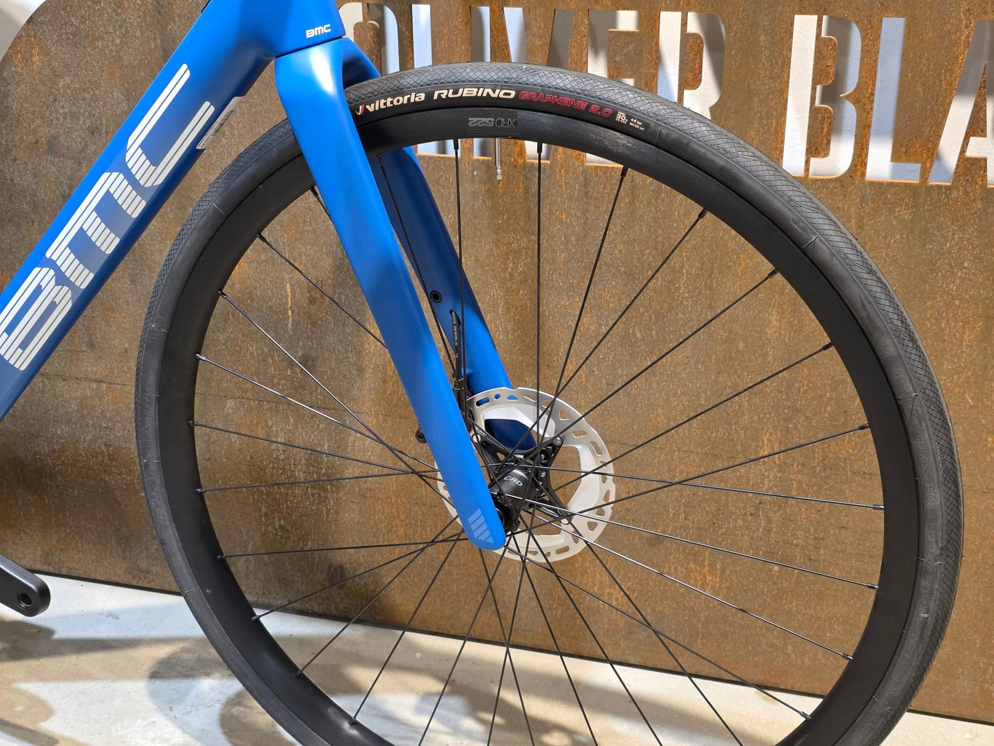 Rennrad von Bmc, BMC ROADMACHINE TWO / SHIMANO ULTEGRA DI2 / 54CM vor USEDBIKES - OB.DE Hintergrund