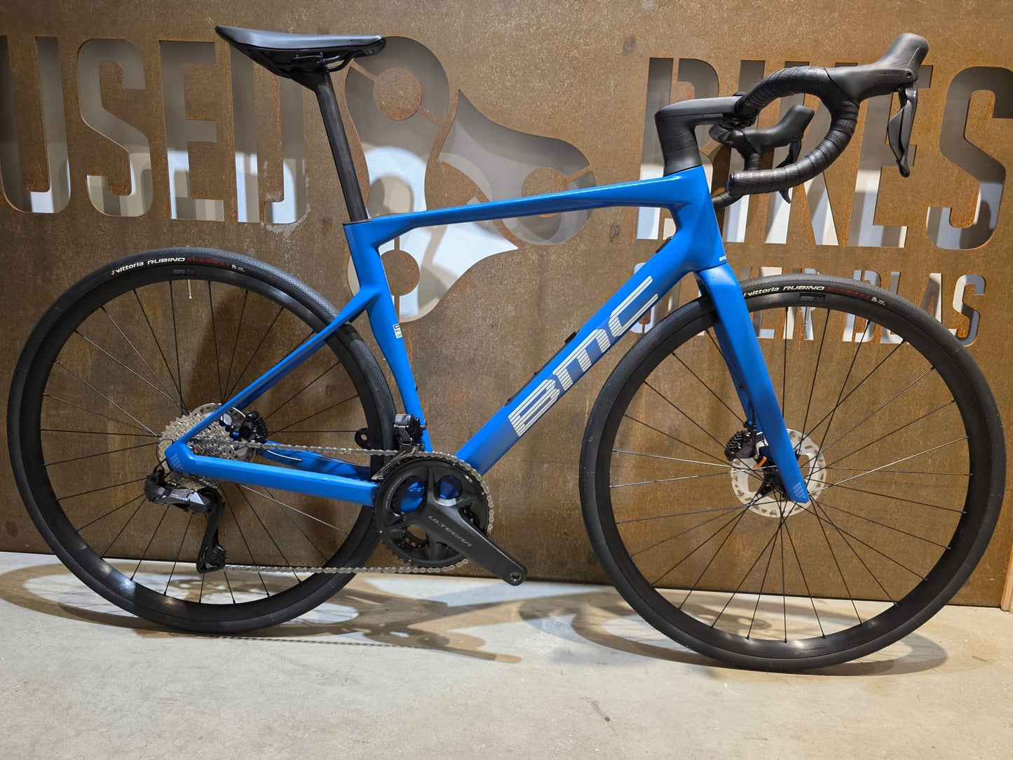 Rennrad von Bmc, BMC ROADMACHINE TWO / SHIMANO ULTEGRA DI2 / 54CM vor USEDBIKES - OB.DE Hintergrund