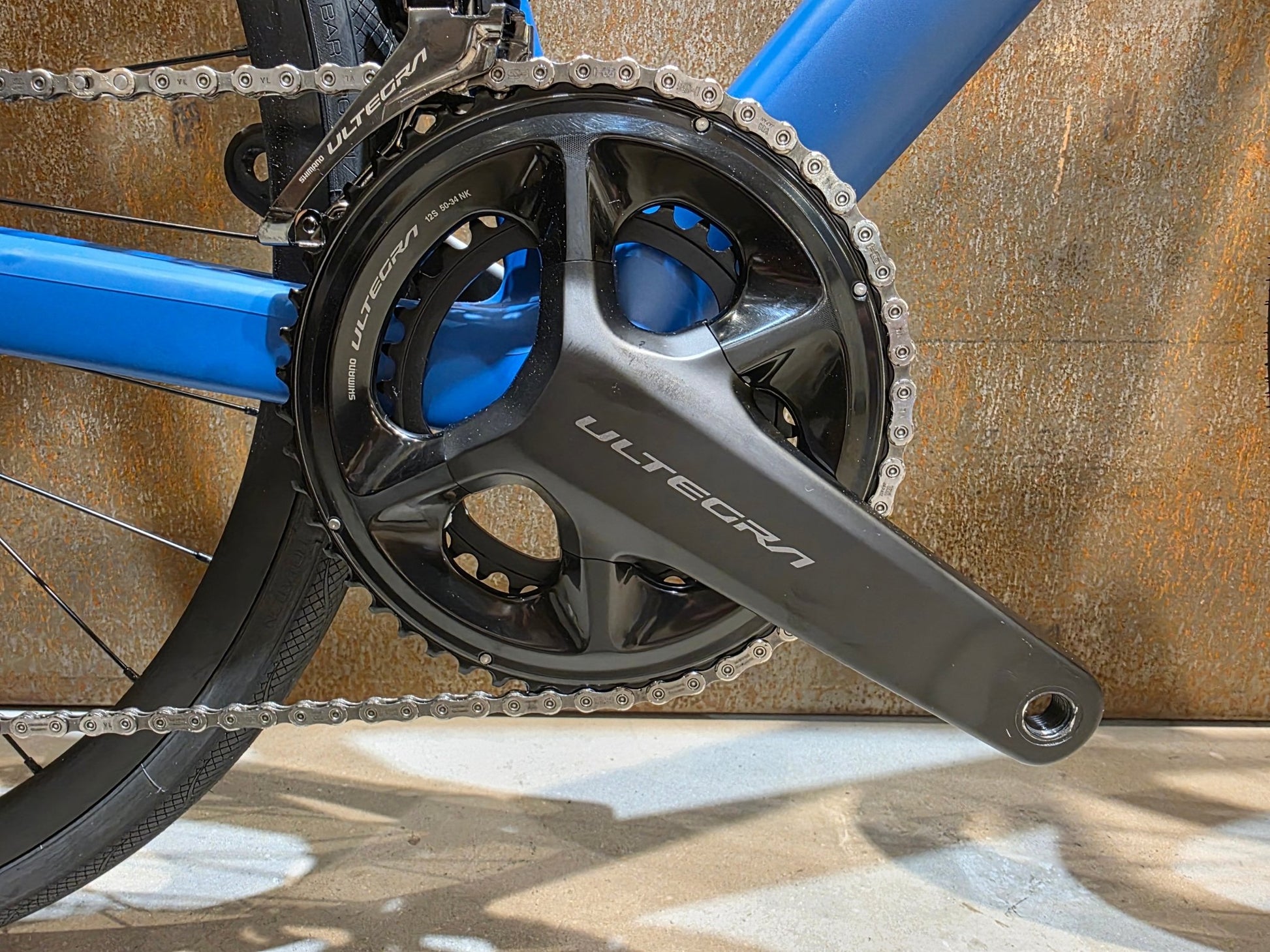 Rennrad von Bmc, BMC ROADMACHINE TWO / SHIMANO ULTEGRA DI2 / 54CM vor USEDBIKES - OB.DE Hintergrund