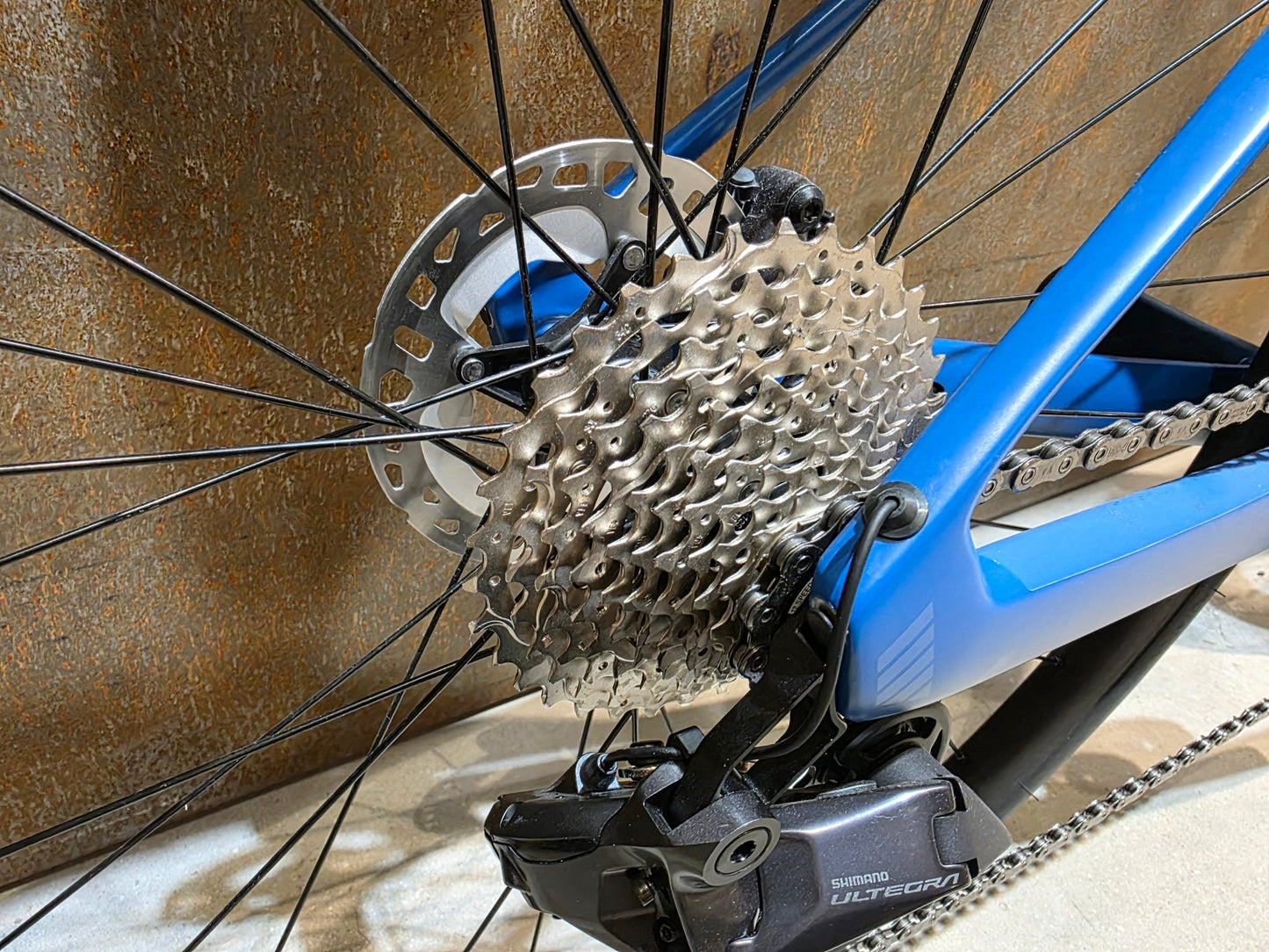 Rennrad von Bmc, BMC ROADMACHINE TWO / SHIMANO ULTEGRA DI2 / 54CM vor USEDBIKES - OB.DE Hintergrund