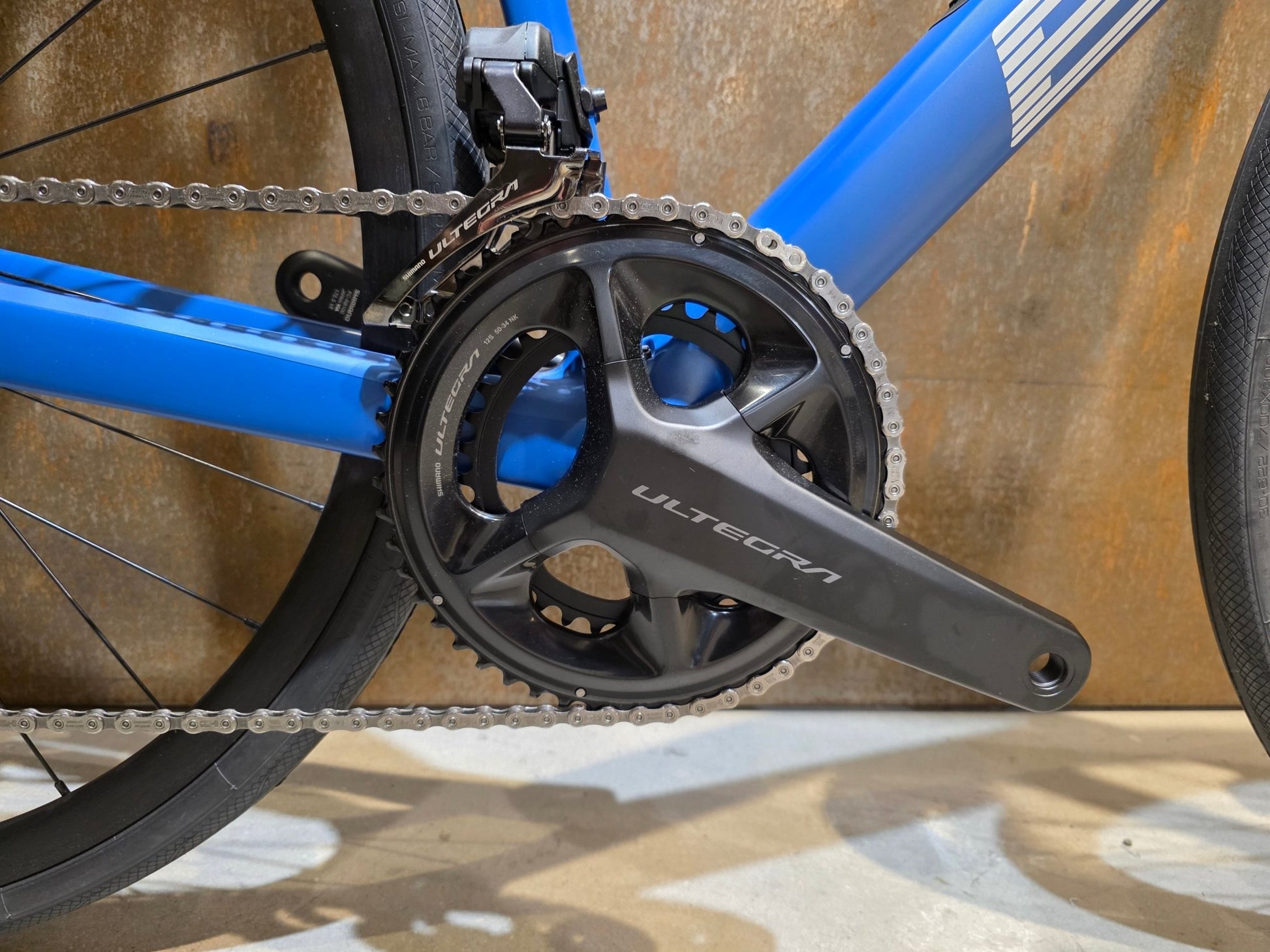 Rennrad von Bmc, BMC ROADMACHINE TWO / SHIMANO ULTEGRA DI2 / 54CM vor USEDBIKES - OB.DE Hintergrund