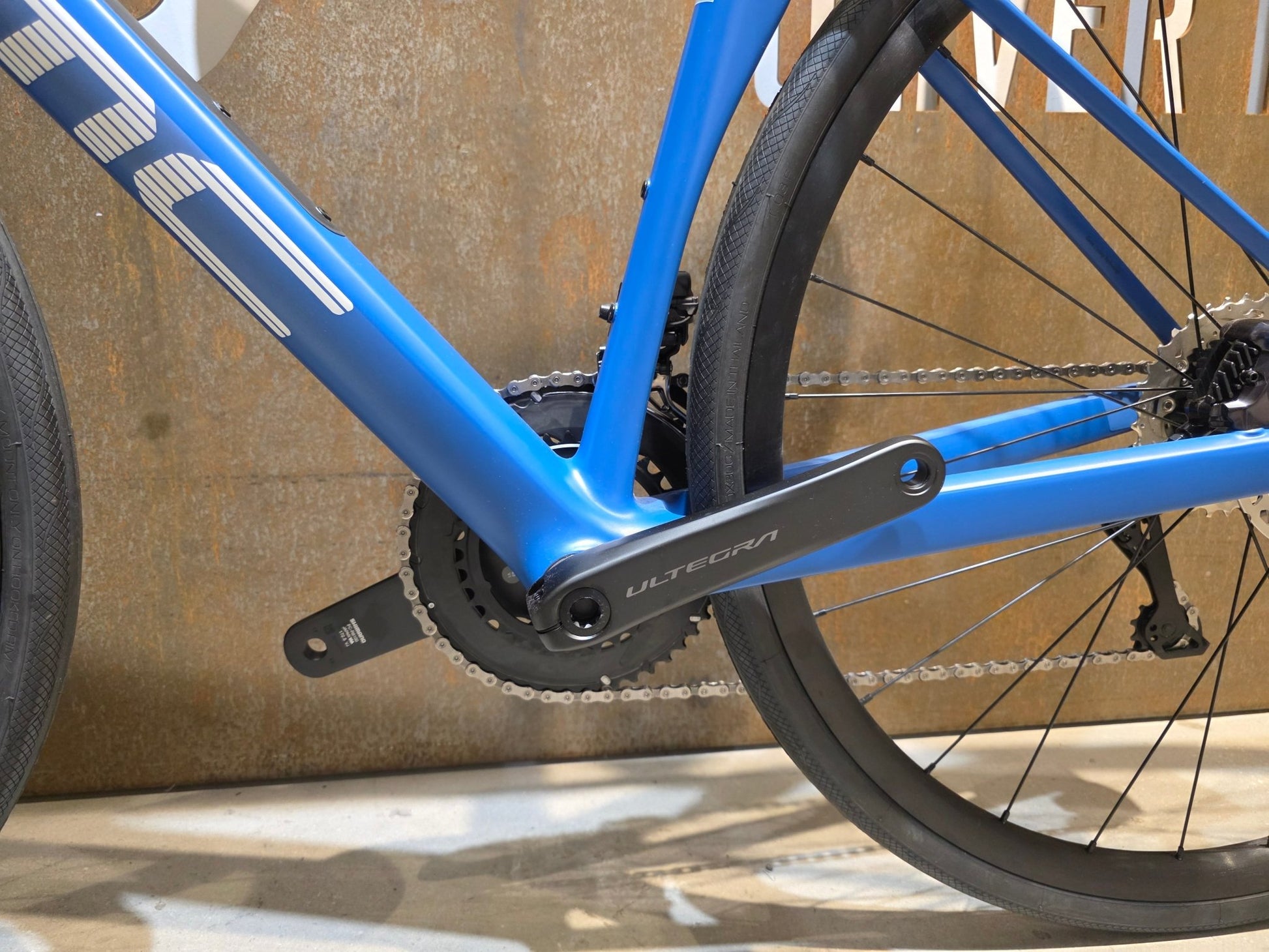 Rennrad von Bmc, BMC ROADMACHINE TWO / SHIMANO ULTEGRA DI2 / 54CM vor USEDBIKES - OB.DE Hintergrund