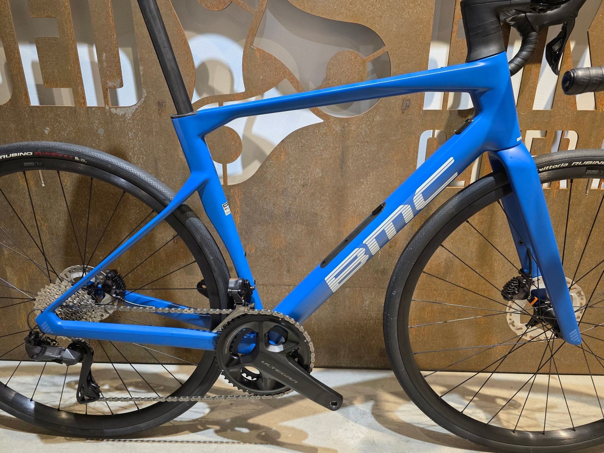 Rennrad von Bmc, BMC ROADMACHINE TWO / SHIMANO ULTEGRA DI2 / 54CM vor USEDBIKES - OB.DE Hintergrund
