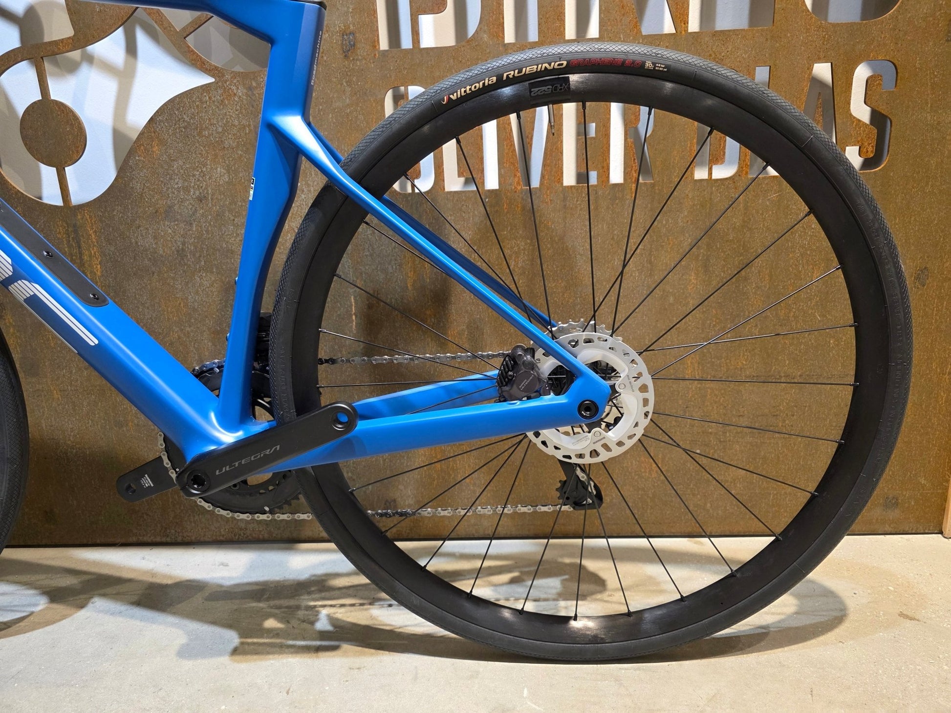 Rennrad von Bmc, BMC ROADMACHINE TWO / SHIMANO ULTEGRA DI2 / 54CM vor USEDBIKES - OB.DE Hintergrund