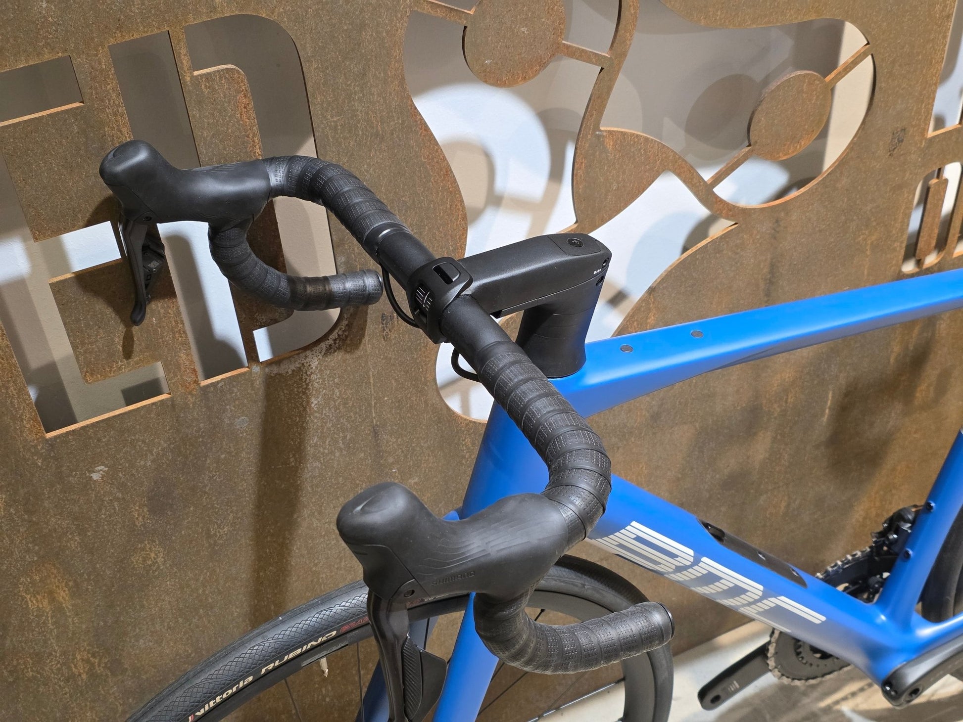 Rennrad von Bmc, BMC ROADMACHINE TWO / SHIMANO ULTEGRA DI2 / 54CM vor USEDBIKES - OB.DE Hintergrund