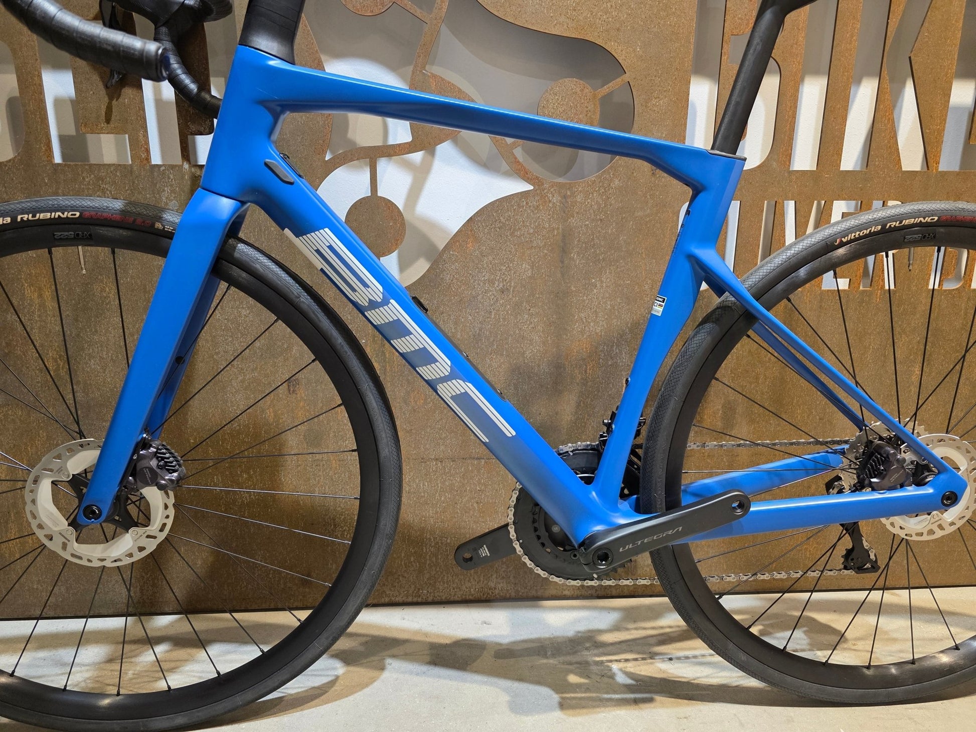Rennrad von Bmc, BMC ROADMACHINE TWO / SHIMANO ULTEGRA DI2 / 54CM vor USEDBIKES - OB.DE Hintergrund