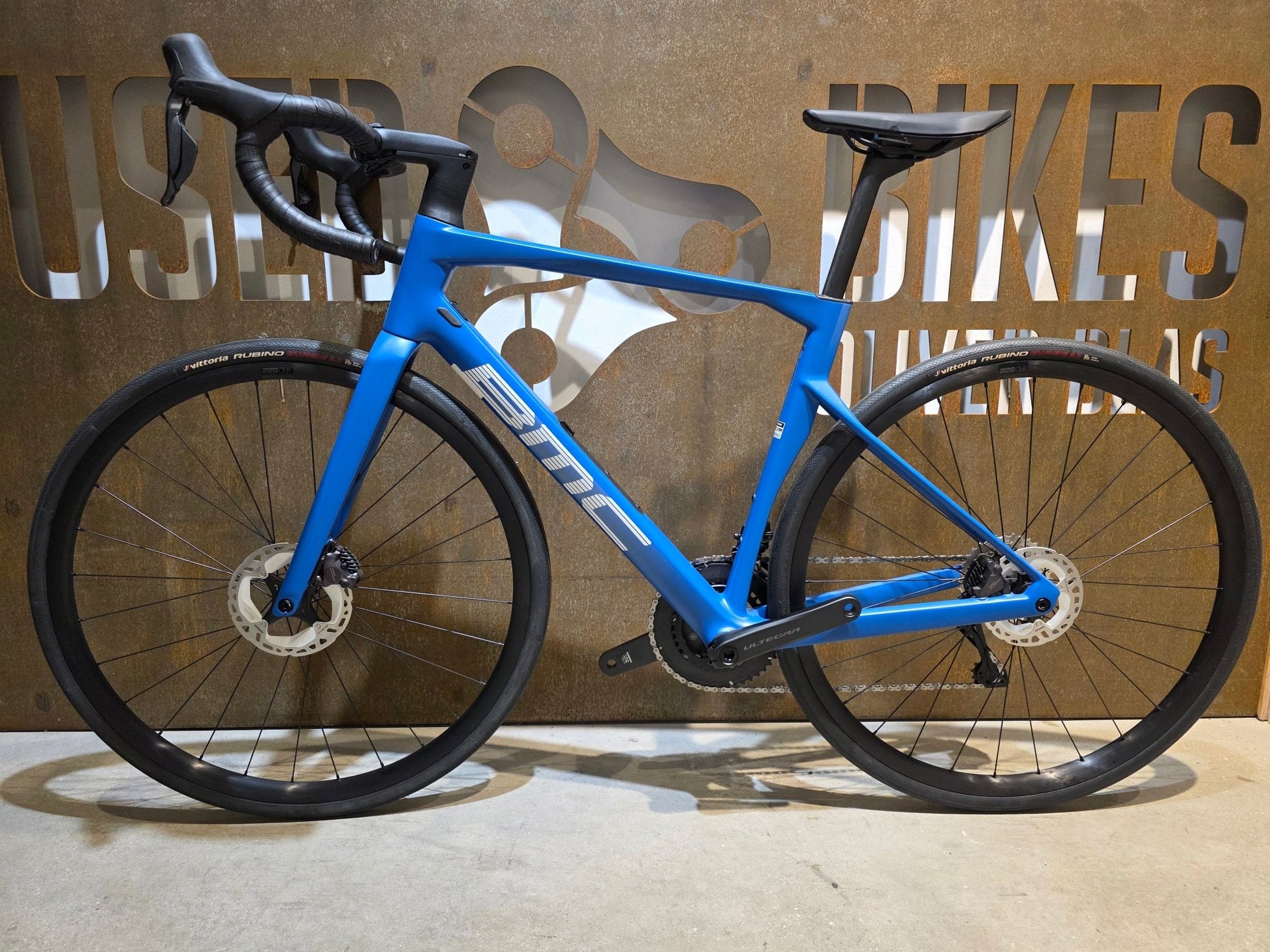 Rennrad von Bmc, BMC ROADMACHINE TWO / SHIMANO ULTEGRA DI2 / 54CM vor USEDBIKES - OB.DE Hintergrund