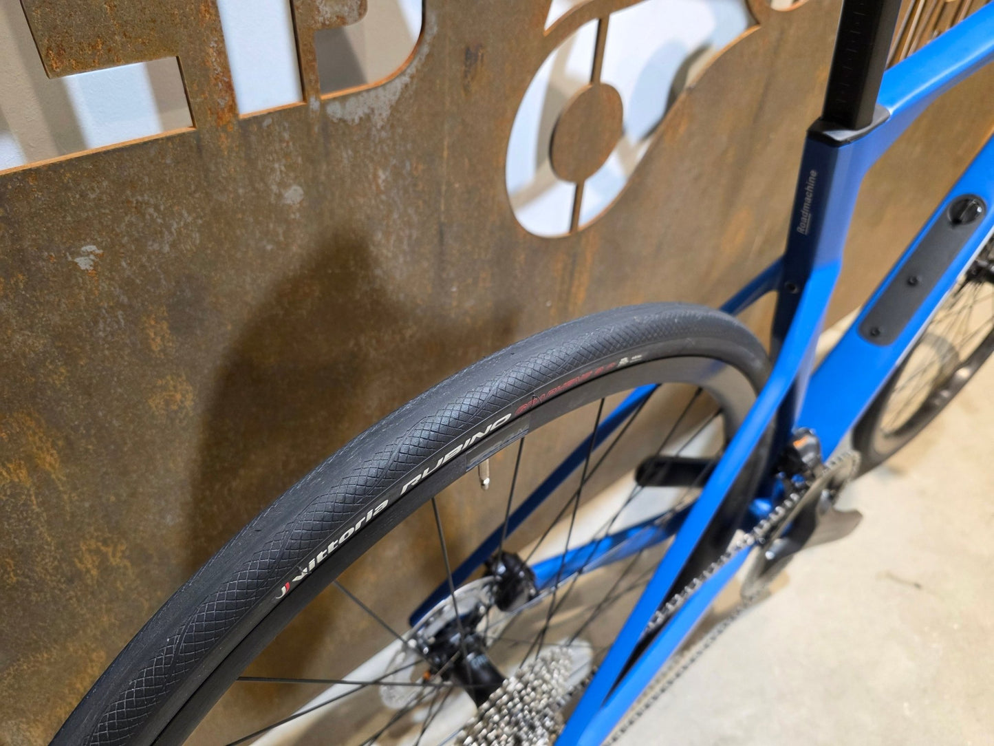 Rennrad von Bmc, BMC ROADMACHINE TWO / SHIMANO ULTEGRA DI2 / 54CM vor USEDBIKES - OB.DE Hintergrund