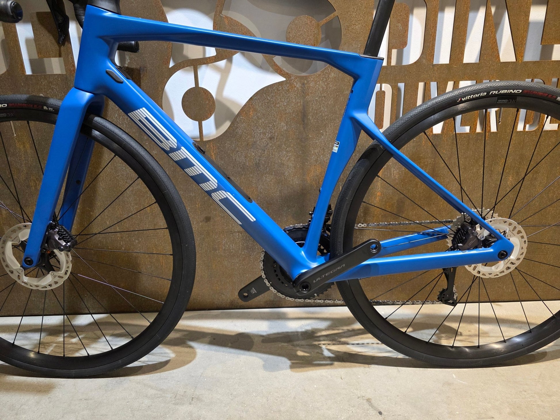 Rennrad von Bmc, BMC ROADMACHINE TWO / SHIMANO ULTEGRA DI2 / 54CM vor USEDBIKES - OB.DE Hintergrund