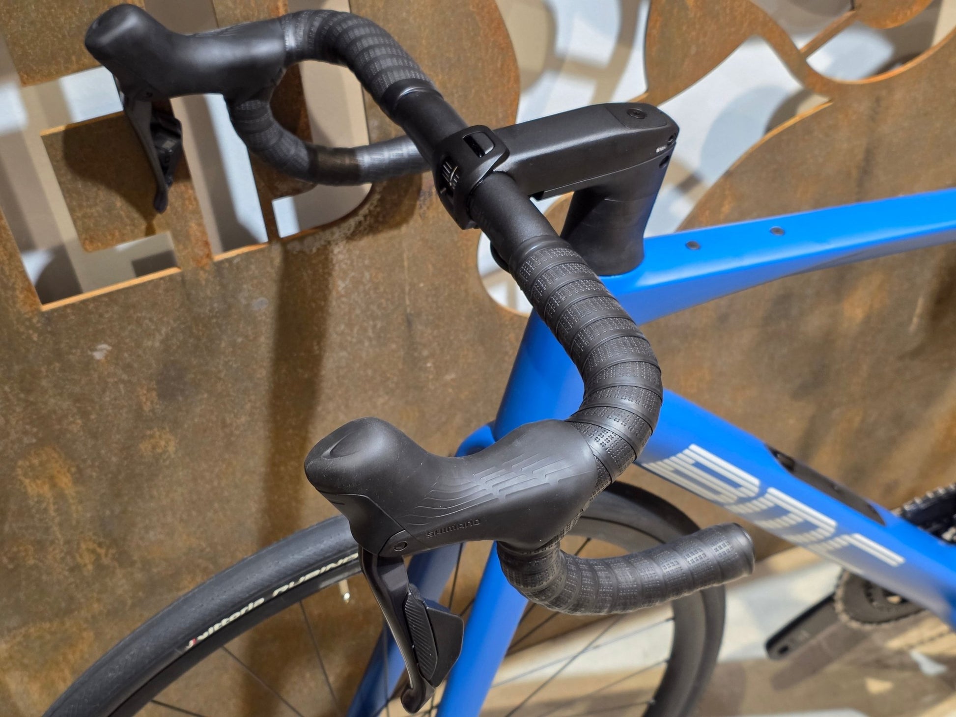 Rennrad von Bmc, BMC ROADMACHINE TWO / SHIMANO ULTEGRA DI2 / 54CM vor USEDBIKES - OB.DE Hintergrund