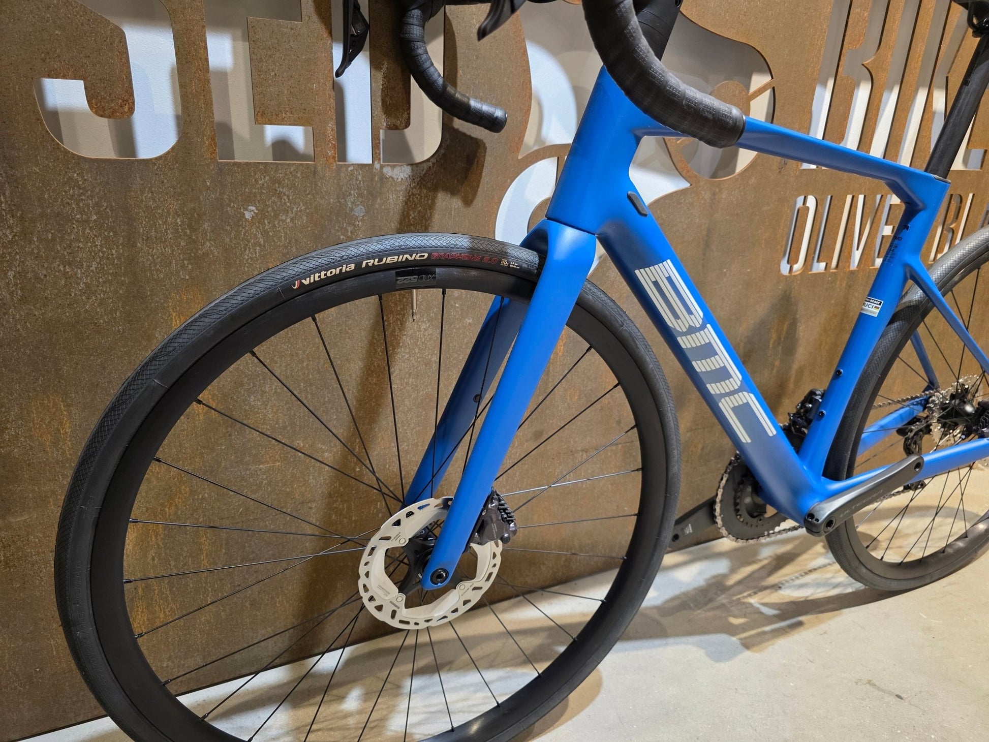 Rennrad von Bmc, BMC ROADMACHINE TWO / SHIMANO ULTEGRA DI2 / 54CM vor USEDBIKES - OB.DE Hintergrund