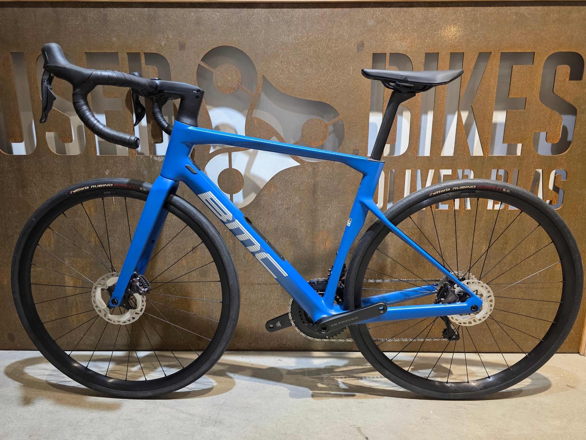 Rennrad von Bmc, BMC ROADMACHINE TWO / SHIMANO ULTEGRA DI2 / 54CM vor USEDBIKES - OB.DE Hintergrund