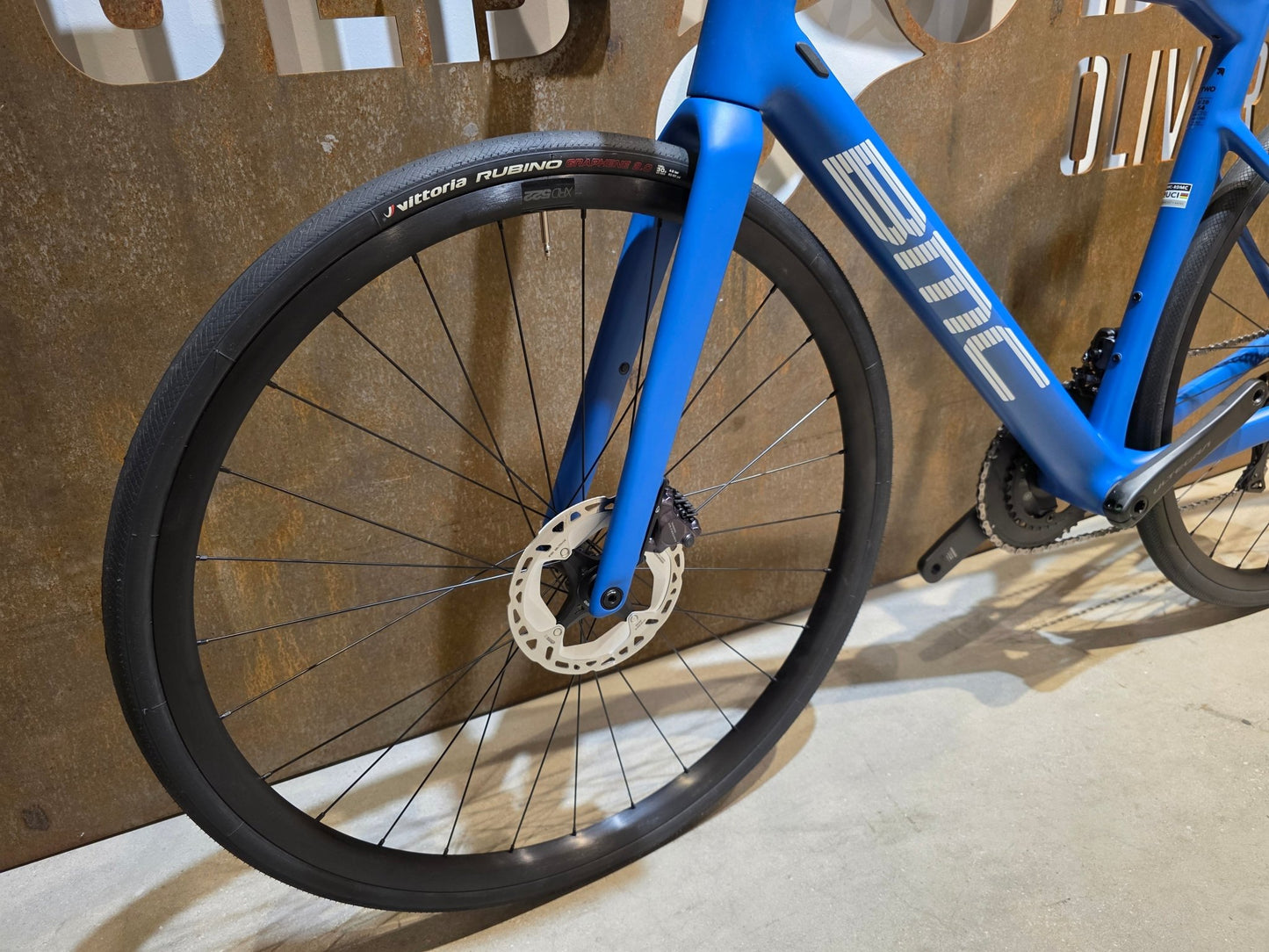 Rennrad von Bmc, BMC ROADMACHINE TWO / SHIMANO ULTEGRA DI2 / 54CM vor USEDBIKES - OB.DE Hintergrund