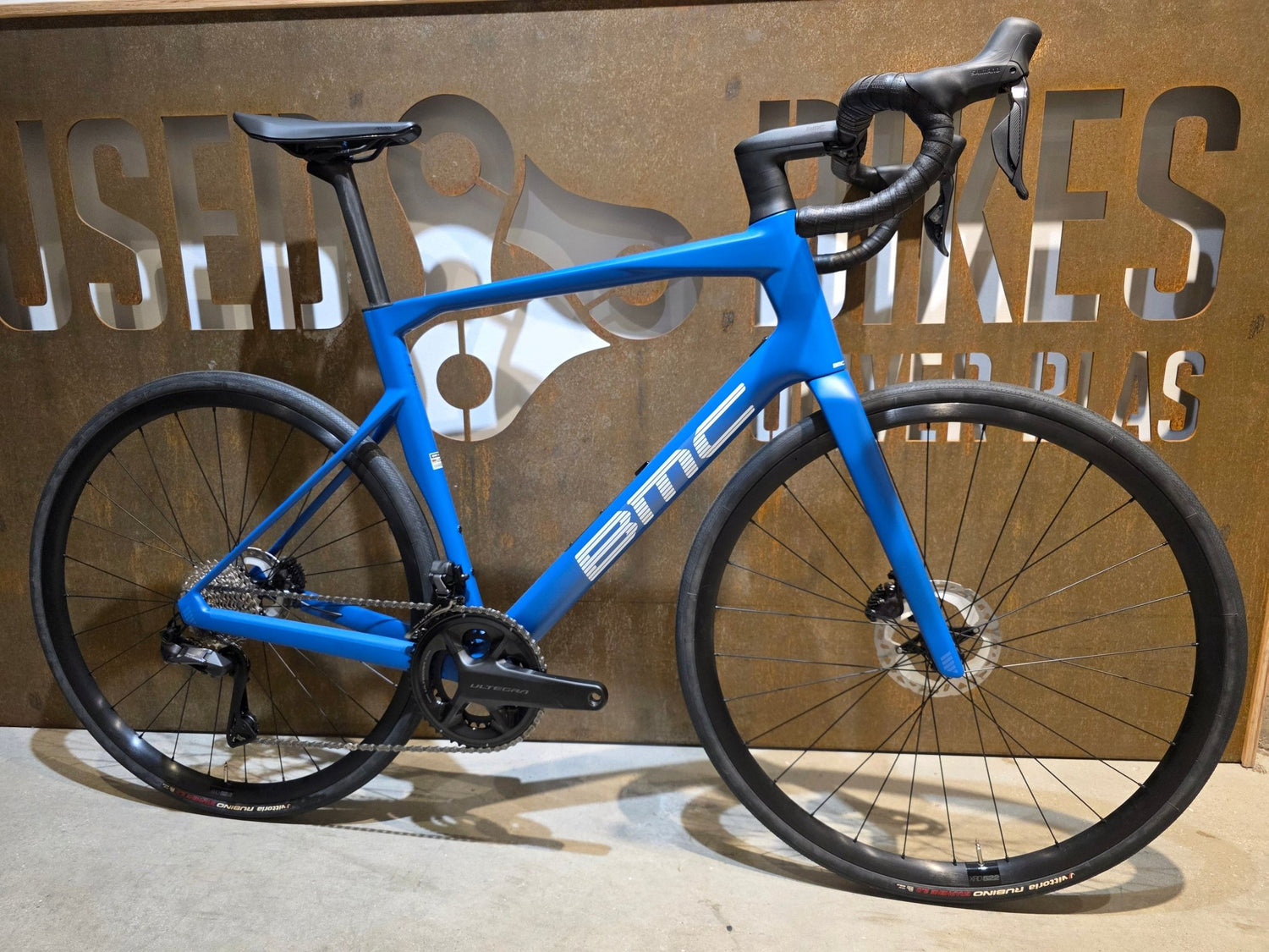Rennrad von Bmc, BMC ROADMACHINE TWO / SHIMANO ULTEGRA DI2 / 58CM vor USEDBIKES - OB.DE Hintergrund