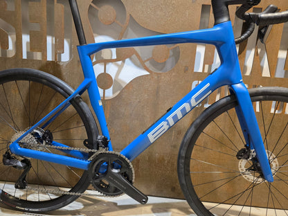 Rennrad von Bmc, BMC ROADMACHINE TWO / SHIMANO ULTEGRA DI2 / 61CM vor USEDBIKES - OB.DE Hintergrund