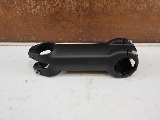 Vorbau von Bmc, BMC RSM01 VORBAU SCHWARZ 110MM 8 GRAD 31.8 MM ICS COMPATIBLE vor USEDBIKES-OB.DE Hintergrund