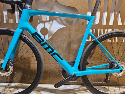 Rennrad von Bmc, BMC SLR01 FOUR / SHIMANO ULTEGRA DI2 / 58CM vor USEDBIKES - OB.DE Hintergrund