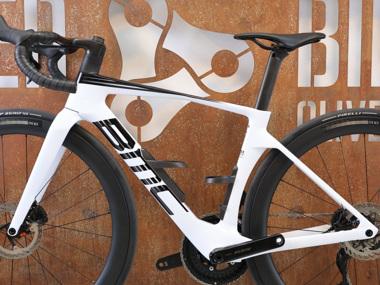 Rennrad von Bmc, BMC TEAMMACHINE R 01 FIVE CARBON RENNRAD / MODELL 2026 / 47CM vor USEDBIKES-OB.DE Hintergrund