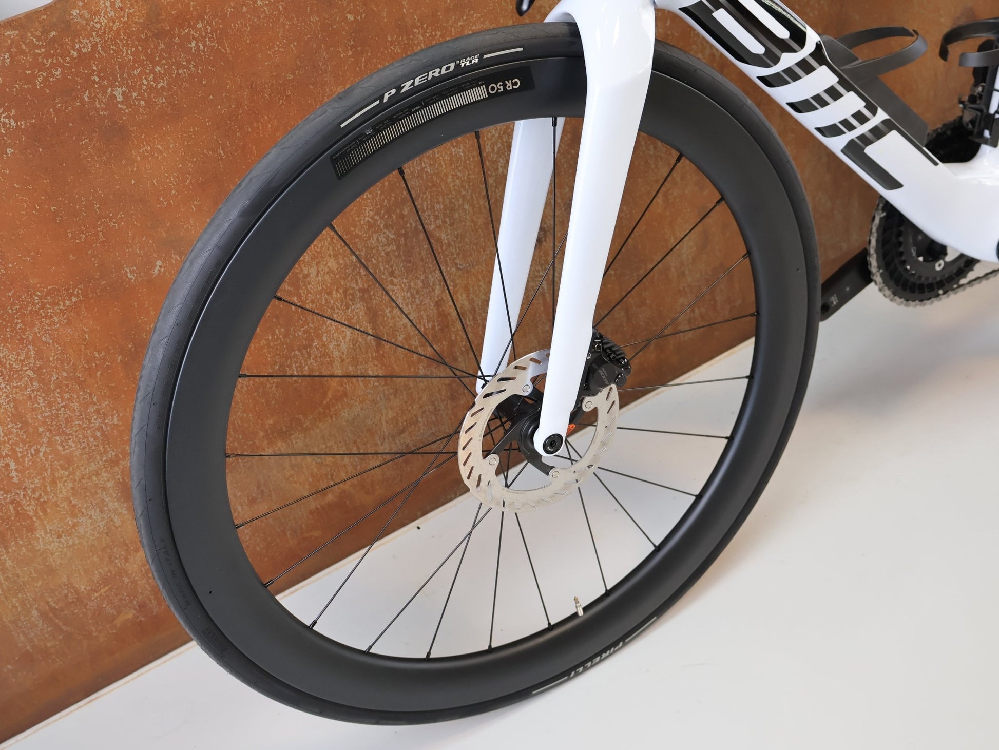 Rennrad von Bmc, BMC TEAMMACHINE R 01 FIVE CARBON RENNRAD / MODELL 2026 / 47CM vor USEDBIKES-OB.DE Hintergrund