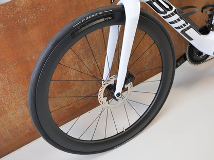 Rennrad von Bmc, BMC TEAMMACHINE R 01 FIVE CARBON RENNRAD / MODELL 2026 / 47CM vor USEDBIKES-OB.DE Hintergrund