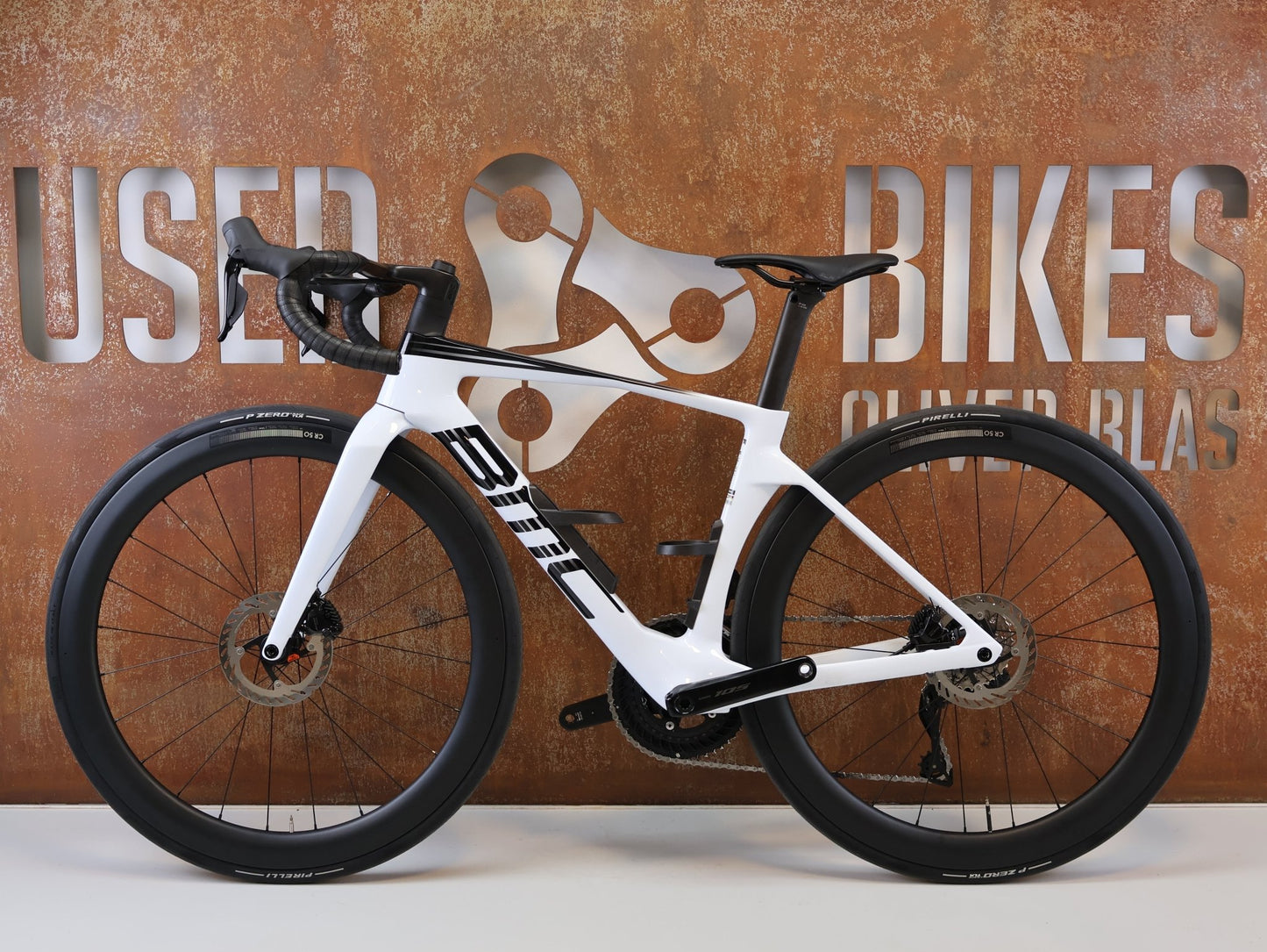 Rennrad von Bmc, BMC TEAMMACHINE R 01 FIVE CARBON RENNRAD / MODELL 2026 / 47CM vor USEDBIKES-OB.DE Hintergrund