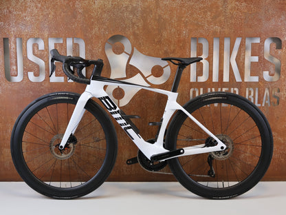 Rennrad von Bmc, BMC TEAMMACHINE R 01 FIVE CARBON RENNRAD / MODELL 2026 / 47CM vor USEDBIKES-OB.DE Hintergrund
