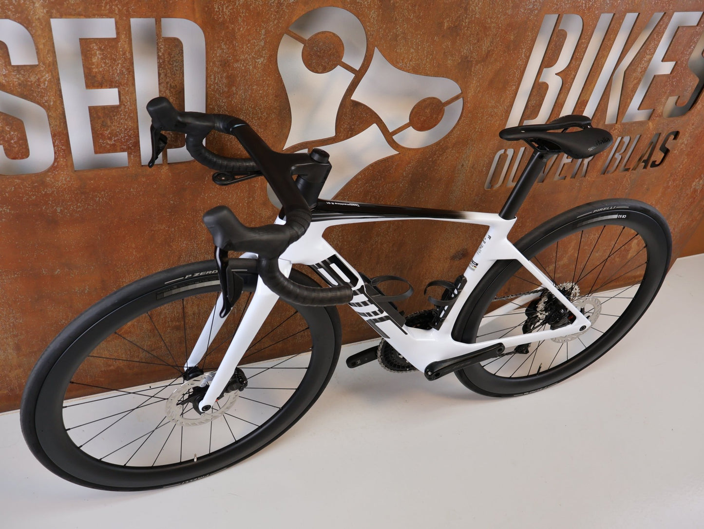 Rennrad von Bmc, BMC TEAMMACHINE R 01 FIVE CARBON RENNRAD / MODELL 2026 / 47CM vor USEDBIKES-OB.DE Hintergrund