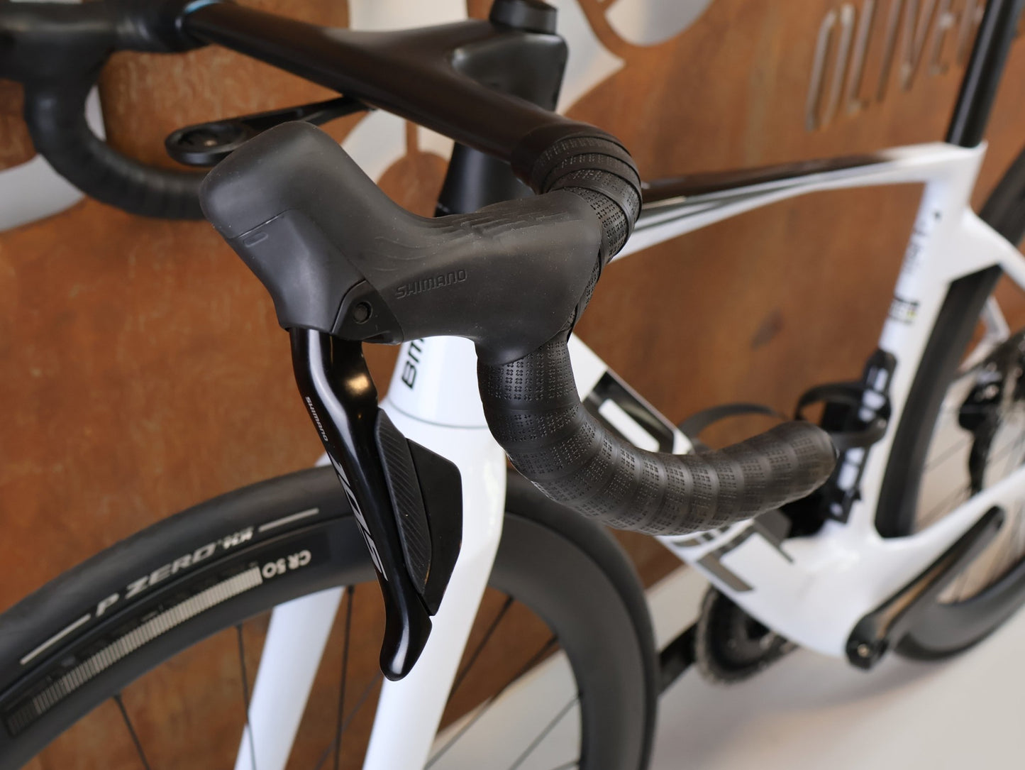 Rennrad von Bmc, BMC TEAMMACHINE R 01 FIVE CARBON RENNRAD / MODELL 2026 / 47CM vor USEDBIKES-OB.DE Hintergrund