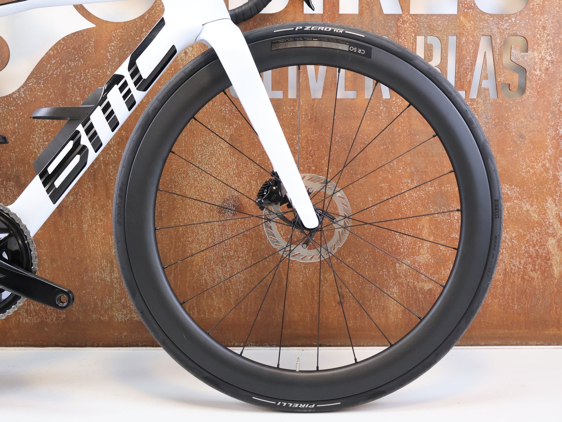 Rennrad von Bmc, BMC TEAMMACHINE R 01 FIVE CARBON RENNRAD / MODELL 2026 / 47CM vor USEDBIKES-OB.DE Hintergrund