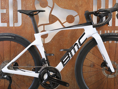 Rennrad von Bmc, BMC TEAMMACHINE R 01 FIVE CARBON RENNRAD / MODELL 2026 / 47CM vor USEDBIKES-OB.DE Hintergrund
