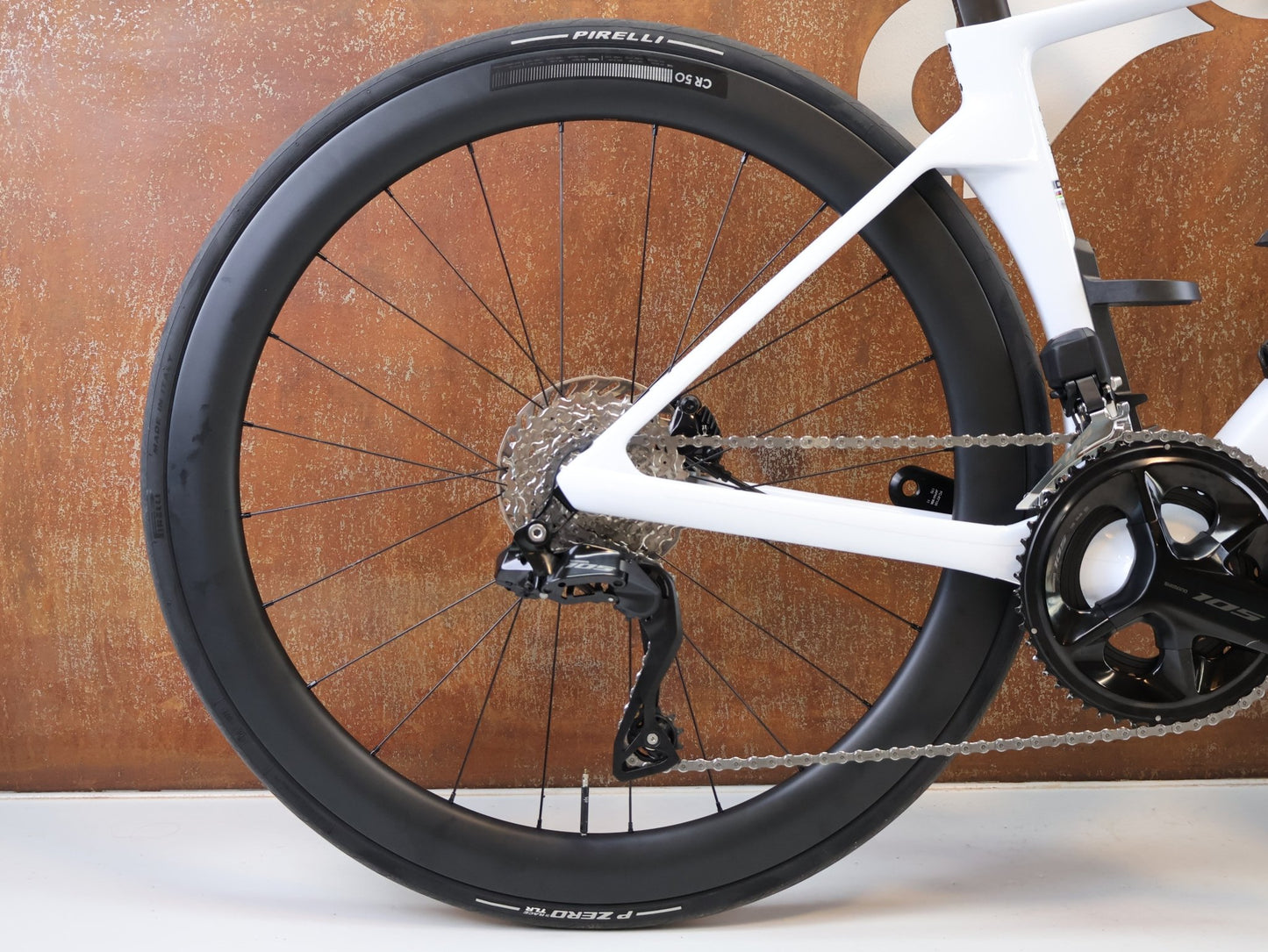 Rennrad von Bmc, BMC TEAMMACHINE R 01 FIVE CARBON RENNRAD / MODELL 2026 / 47CM vor USEDBIKES-OB.DE Hintergrund