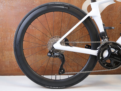 Rennrad von Bmc, BMC TEAMMACHINE R 01 FIVE CARBON RENNRAD / MODELL 2026 / 47CM vor USEDBIKES-OB.DE Hintergrund