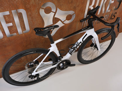 Rennrad von Bmc, BMC TEAMMACHINE R 01 FIVE CARBON RENNRAD / MODELL 2026 / 47CM vor USEDBIKES-OB.DE Hintergrund