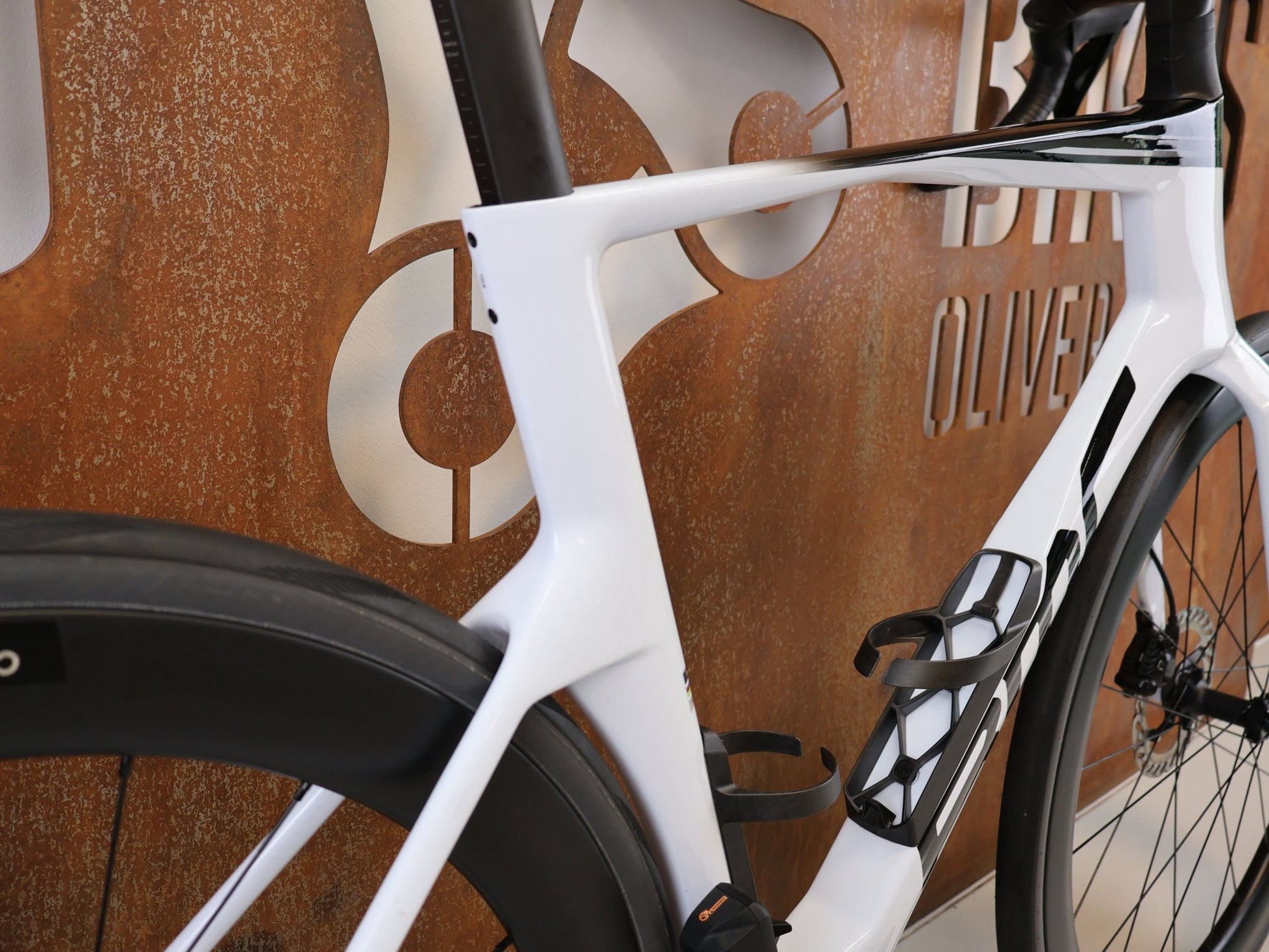 Rennrad von Bmc, BMC TEAMMACHINE R 01 FIVE CARBON RENNRAD / MODELL 2026 / 56CM vor USEDBIKES-OB.DE Hintergrund