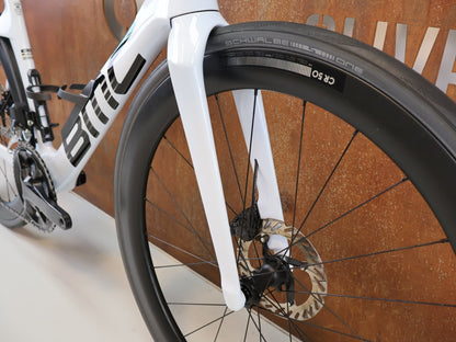 Rennrad von Bmc, BMC TEAMMACHINE R 01 FIVE CARBON RENNRAD / MODELL 2026 / 56CM vor USEDBIKES-OB.DE Hintergrund