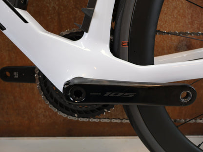 Rennrad von Bmc, BMC TEAMMACHINE R 01 FIVE CARBON RENNRAD / MODELL 2026 / 56CM vor USEDBIKES-OB.DE Hintergrund