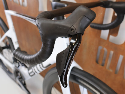 Rennrad von Bmc, BMC TEAMMACHINE R 01 FIVE CARBON RENNRAD / MODELL 2026 / 56CM vor USEDBIKES-OB.DE Hintergrund