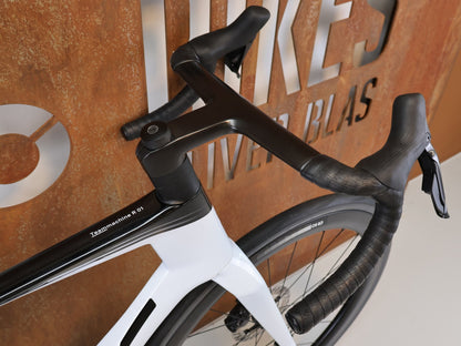 Rennrad von Bmc, BMC TEAMMACHINE R 01 FIVE CARBON RENNRAD / MODELL 2026 / 56CM vor USEDBIKES-OB.DE Hintergrund