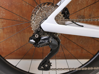 Rennrad von Bmc, BMC TEAMMACHINE R 01 FIVE CARBON RENNRAD / MODELL 2026 / 56CM vor USEDBIKES-OB.DE Hintergrund