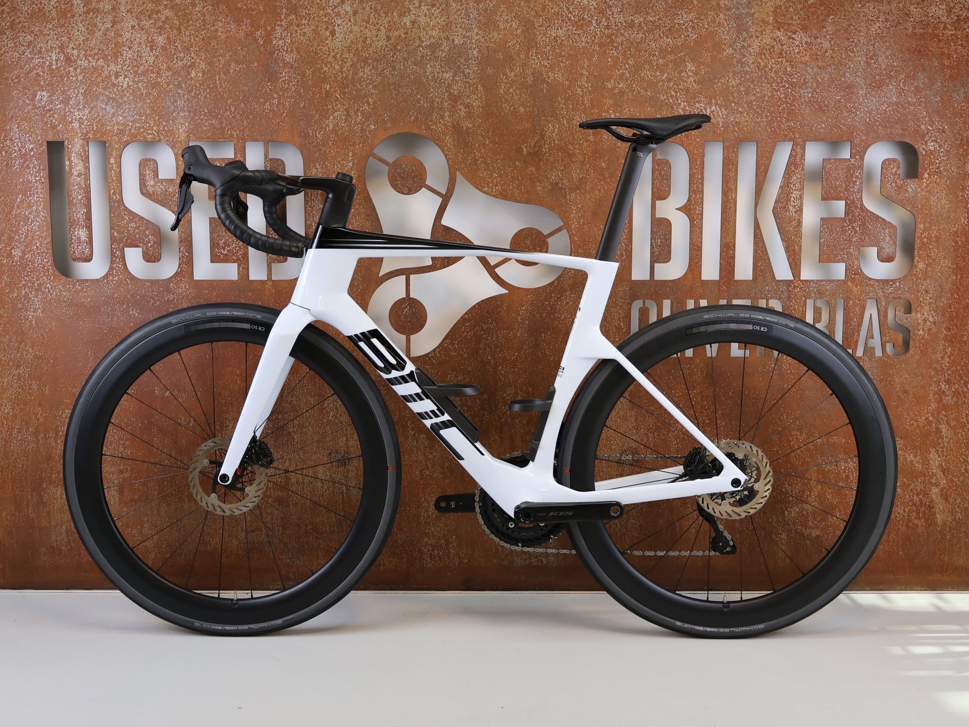 Rennrad von Bmc, BMC TEAMMACHINE R 01 FIVE CARBON RENNRAD / MODELL 2026 / 56CM vor USEDBIKES-OB.DE Hintergrund