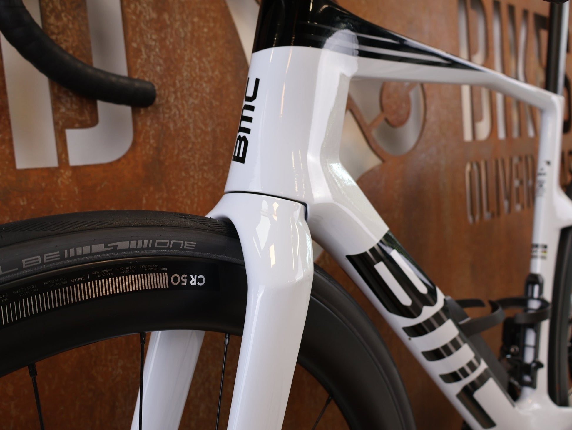 Rennrad von Bmc, BMC TEAMMACHINE R 01 FIVE CARBON RENNRAD / MODELL 2026 / 56CM vor USEDBIKES-OB.DE Hintergrund
